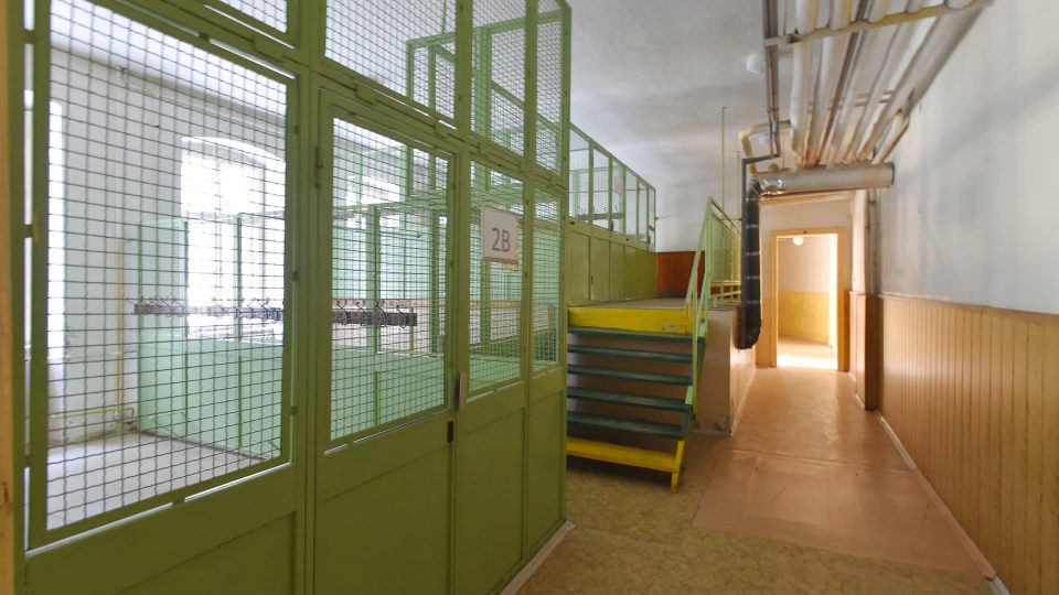 Prázdné prostory v opuštěné budově bývalé základní školy v ulici Dukelských hrdinů v Chodově. Objekt by měl po rekonstrukci sloužit místní základní umělecké škole | foto: Slavomír Kubeš, ČTK Prázdné prostory v opuštěné budově bývalé základní školy v ulici Dukelských hrdinů v Chodově. Objekt by měl po rekonstrukci sloužit místní základní umělecké škole