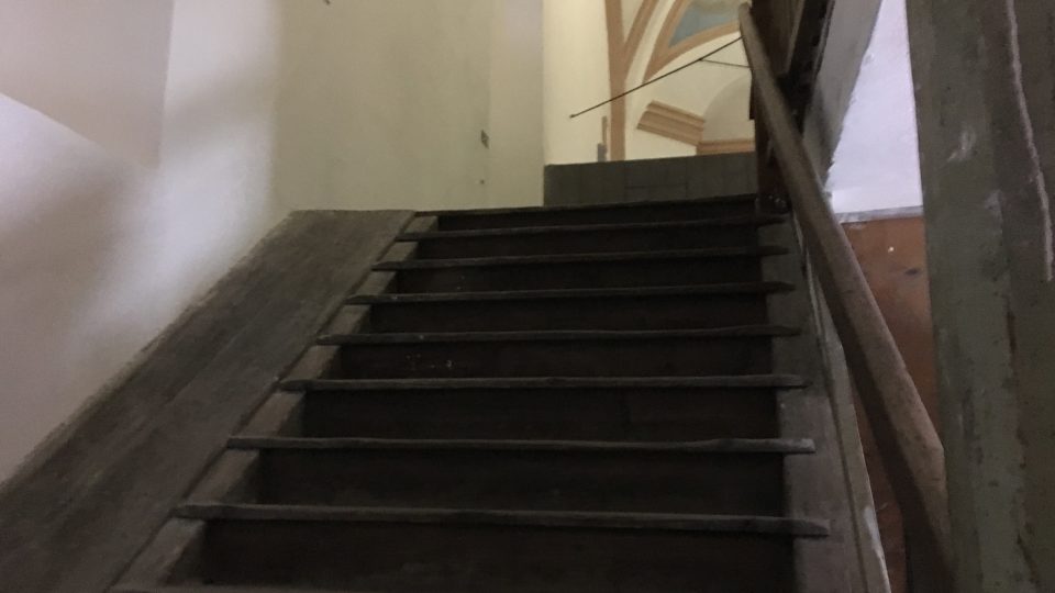 Na kůr vedou původní dřevěné schody.JPG