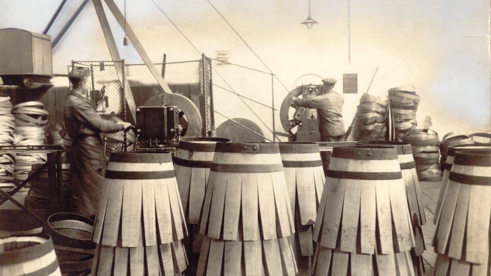 Rozestavěné sudy. Foto z roku 1928 