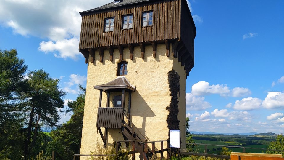Karlovarská věž je dnes dominantou areálu