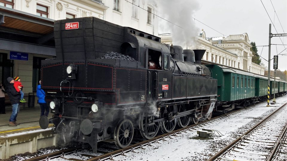 Historický vlak tažený Všudybylkou projel Karlovarským krajem