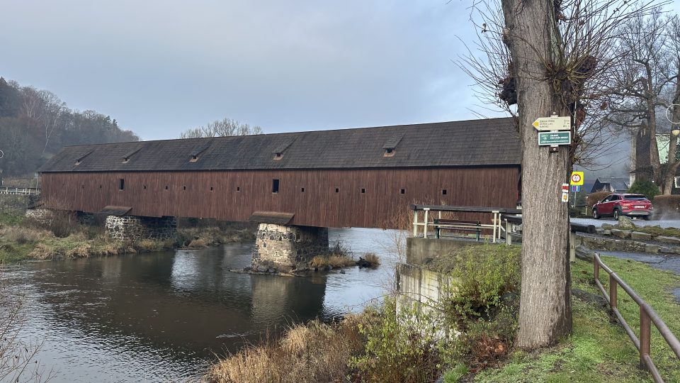 Most stojí na pilířích z lomového kamene | foto: Jana Strejčková, Český rozhlas Most stojí na pilířích z lomového kamene