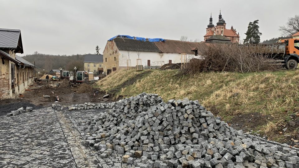 Opravy areálu bývalého zámeckého pivovaru ve Valči potrvají do konce letošního roku