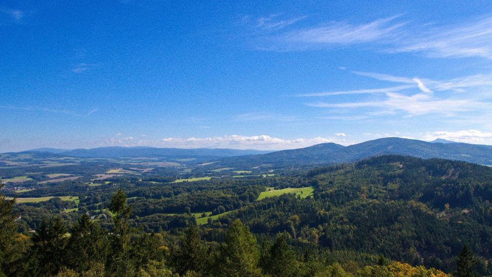 Výhled z Popovy skály. V dálce jsou vidět Jizerské hory a Krkonoše | foto: Jaroslav Hoření, Český rozhlas Výhled z Popovy skály. V dálce jsou vidět Jizerské hory a Krkonoše
