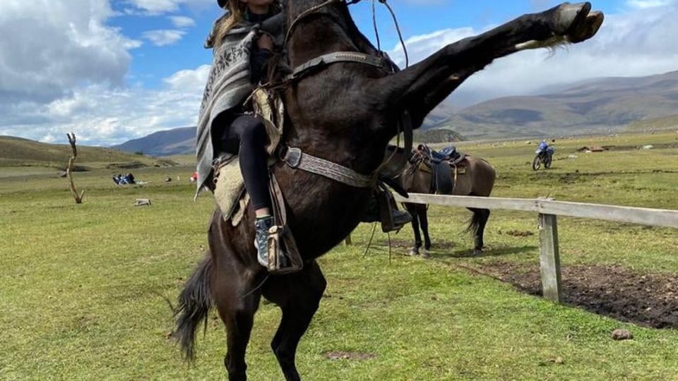 Na koni v typickem ponču v domově andských vaqueros - kovbojů - Cotopaxi - Ekvádor
