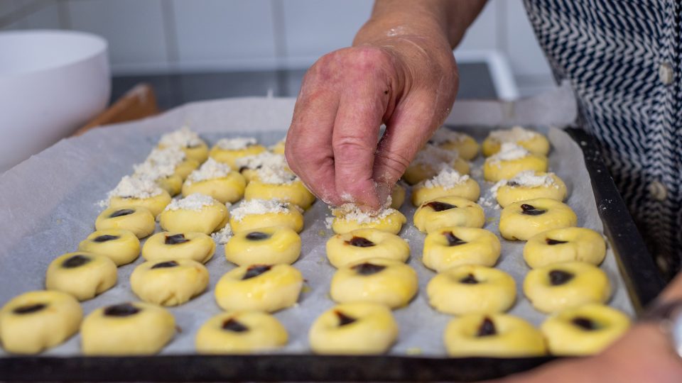 Uprostřed koláčů uděláme důlek a naplníme povidly