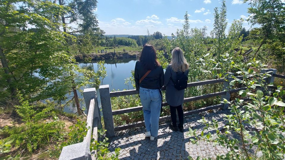 Na zatopený lom poblíž Srní u Hlinska se můžete podívat z nové vyhlídky | foto: Tereza Brázdová, Český rozhlas Na zatopený lom poblíž Srní u Hlinska se můžete podívat z nové vyhlídky