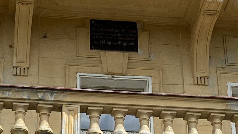 Pobyty anglického krále Eduarda VII. připomíná pamětní deska na fasádě hotelu