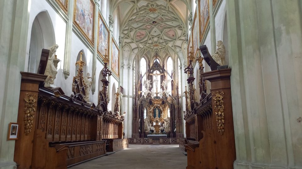 Kostel s chórovými lavicemi a oltářem | foto: Anděla Blažková, Český rozhlas Kostel s chórovými lavicemi a oltářem