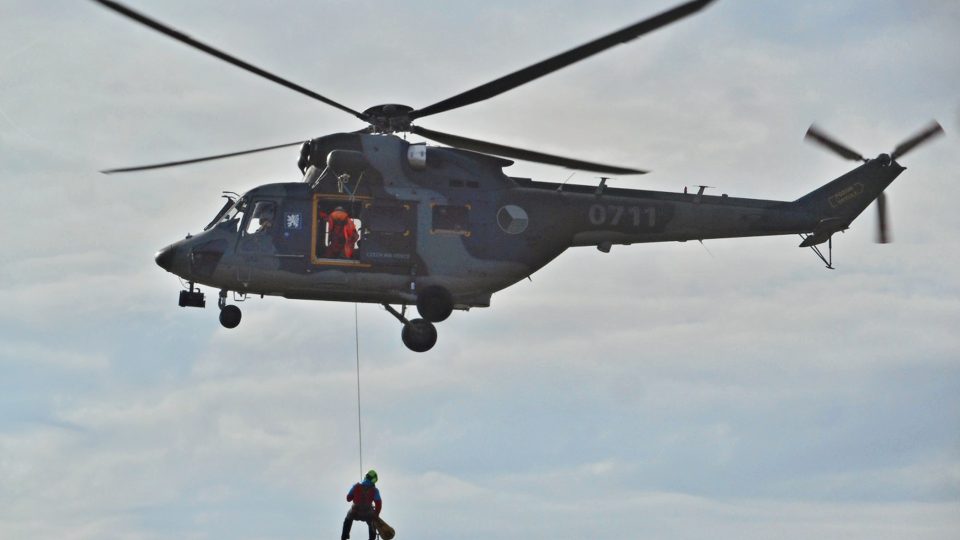 Horští záchranáři v Bublavě na Sokolovsku absolvovali letecký výcvik s armádou