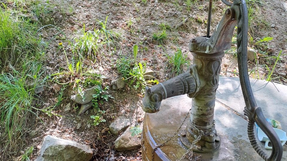 Dnes stojí v místě pramene ruční pumpa