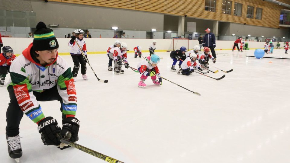 Do akce Týden hokeje se v Karlových Varech zapojili také hráči A-týmu karlovarské Energie - Martin Kohout