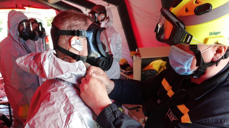 Chebskou nemocnici dezifinkuje jednotka hasičů z Ostravy vybavená speciálním přístrojem