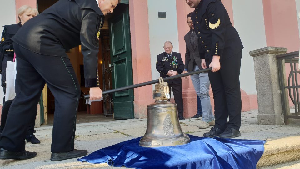 Horníci v Chodově představili nový zvon pro kostel svatého Vavřince