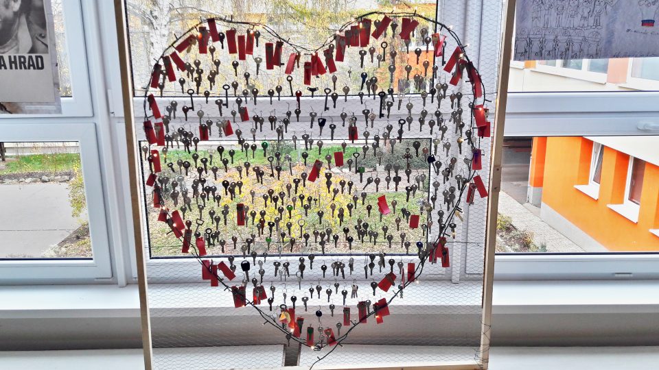 Žáci, učitelé i další zaměstnanci školy společně vytvořili drátěné srdce