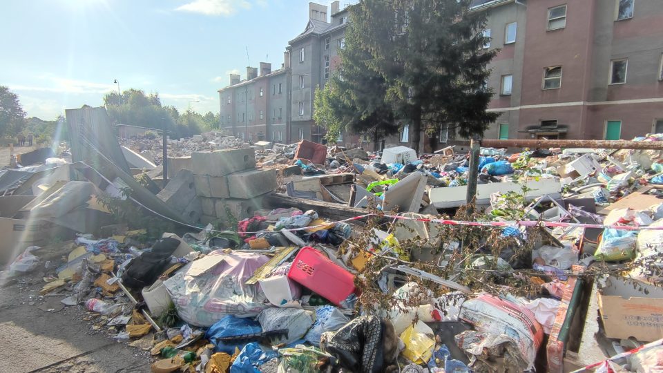 Tuny odpadků se hromadí u zdevastovaných domů v sokolovské Nádražní ulici