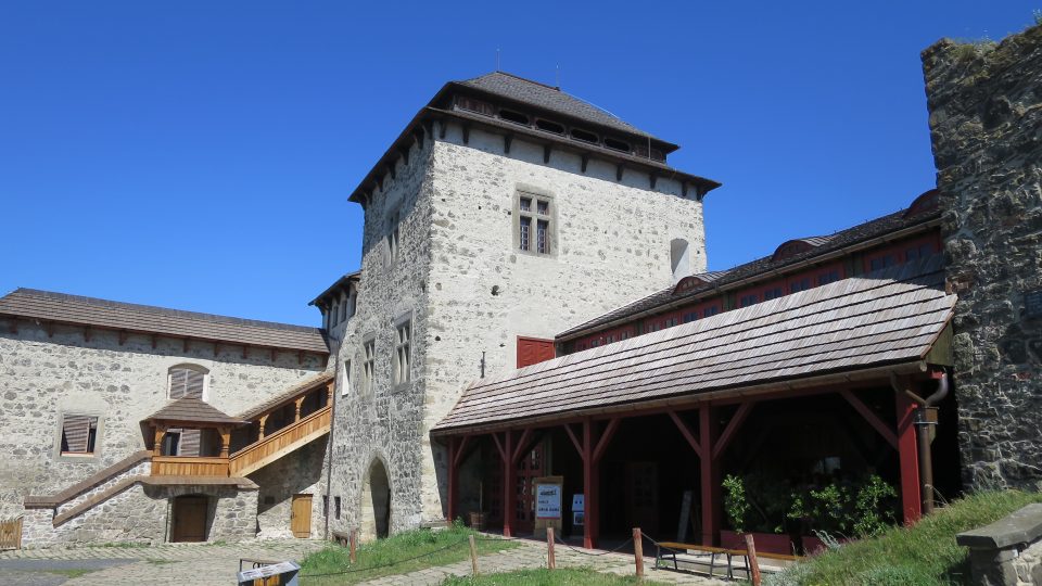Západní křídlo hradu je po rekonstrukci, včetně nového návštěvnického centra