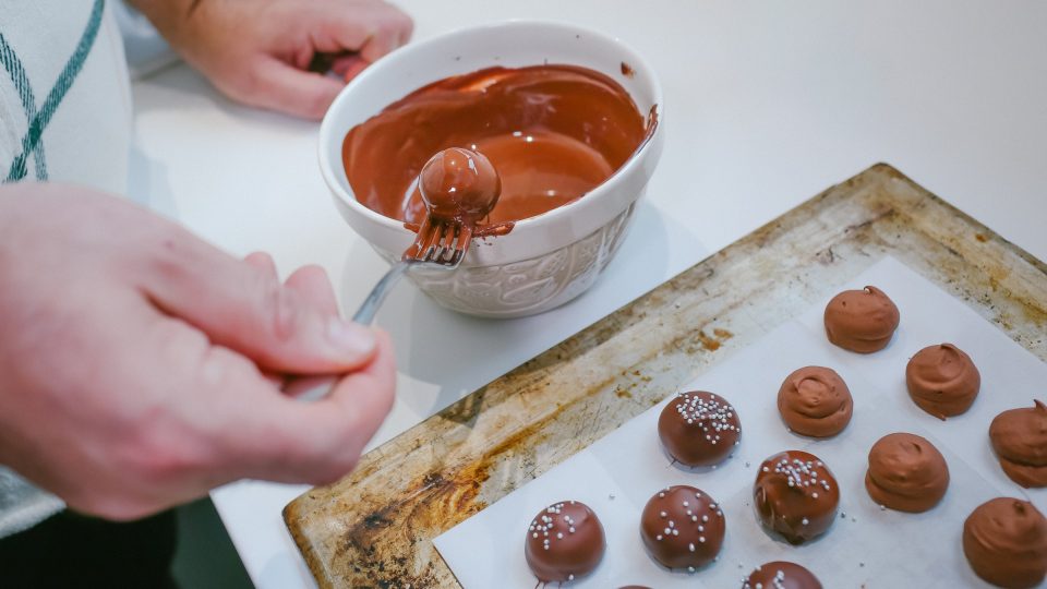 Ztuhlé lanýže obalíme v čokoládě ze všech stran | foto: Jana Volková Ztuhlé lanýže obalíme v čokoládě ze všech stran