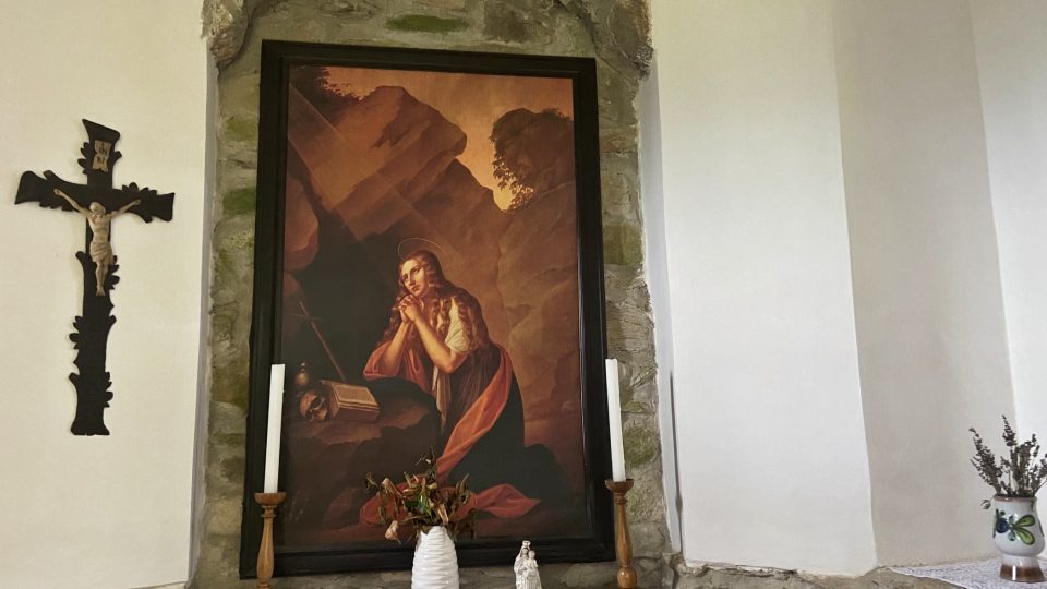 Uvnitř kaple je obraz sv. Máří Magdalény