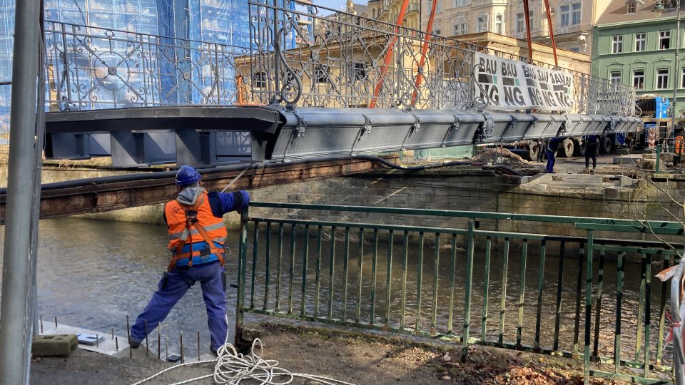 Dělníci usazují novou Goethovu lávku v Karlových Varech