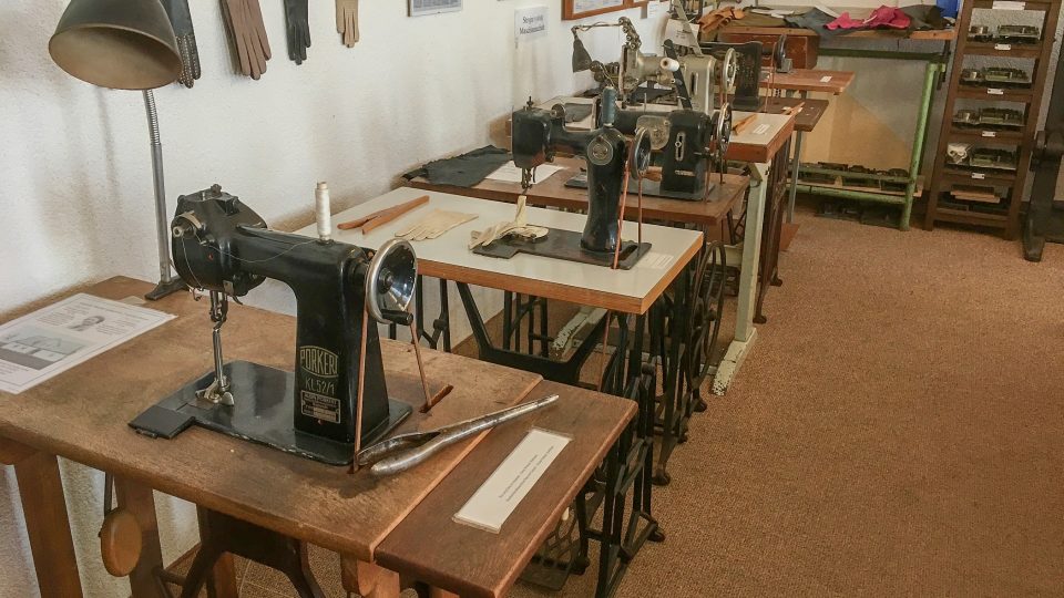 Původní vybavení Rukavičkářského muzea je funkční