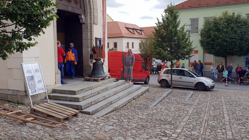 Instalování zvonů do kostela v Kašperských Horách | foto: Lukáš Milota, Český rozhlas Instalování zvonů do kostela v Kašperských Horách