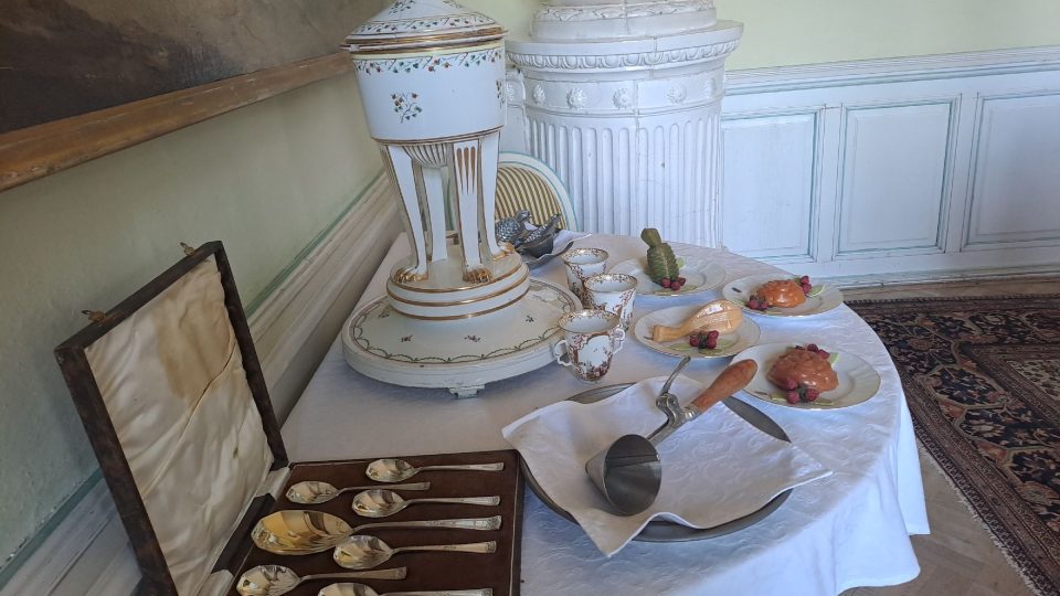 Při prohlídce zámku uvidíte i malou jídelnu s unikátním nádobím na zmrzlinu