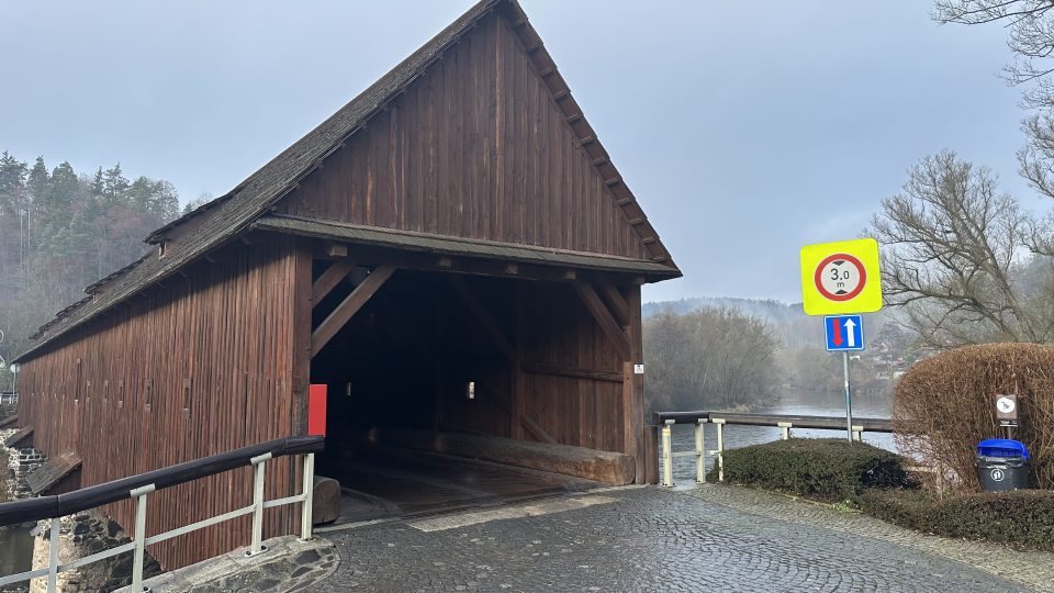 Most slouží pěším i silničnímu provozu | foto: Jana Strejčková, Český rozhlas Most slouží pěším i silničnímu provozu