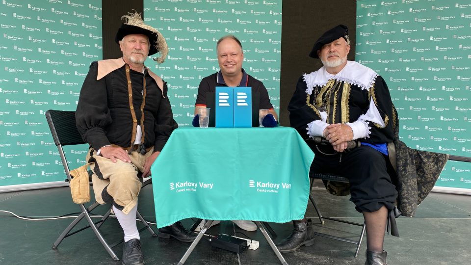 Zleva: Jan Svoboda, ředitel Západočeského divadla v Chebu (hlavní pořadatel slavností), moderátor Radim Jehlík a Dan Ramzer, starosta Frýdlantu | foto: Naďa Krásná, Český rozhlas Zleva: Jan Svoboda, ředitel Západočeského divadla v Chebu (hlavní pořadatel slavností), moderátor Radim Jehlík a Dan Ramzer, starosta Frýdlantu