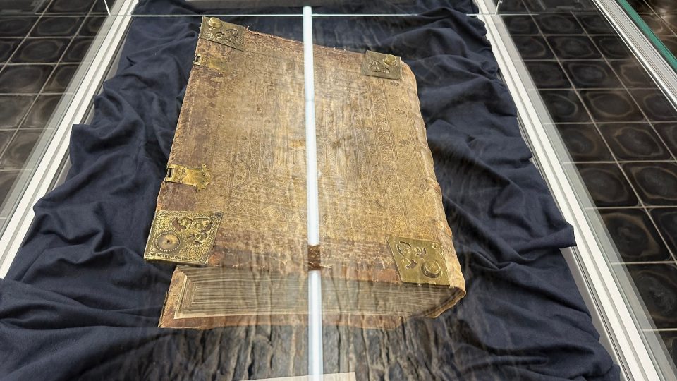 Nejstarší knihou v expozici je Starý zákon ze 13. století