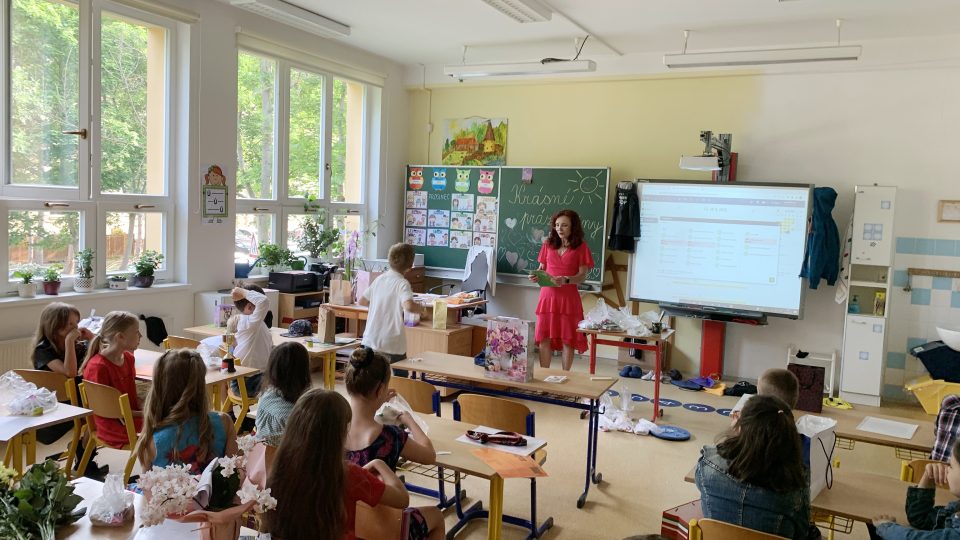 Předávání vysvědčení na Základní škole jazyků v Libušině ulici v Karlových Varech