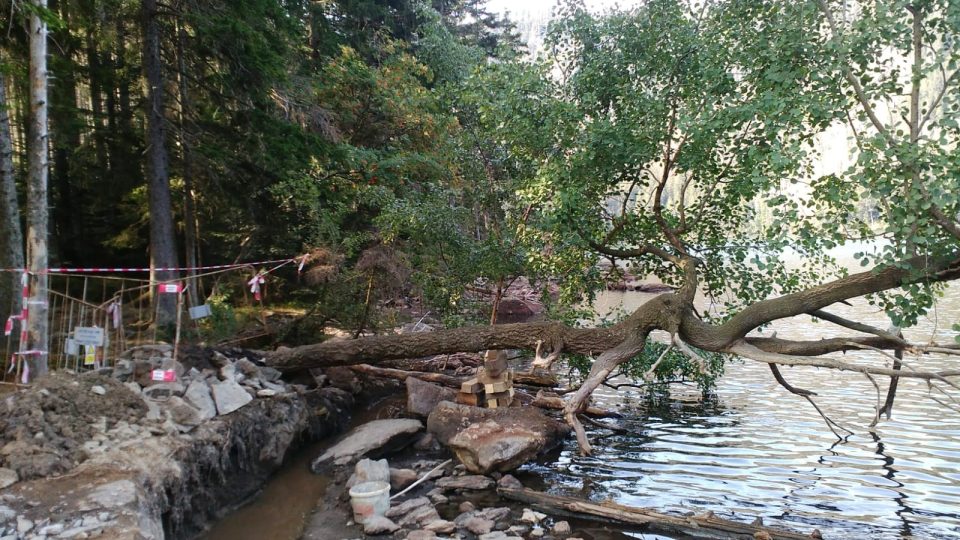 Oprava kamenné hráze Černého jezera 