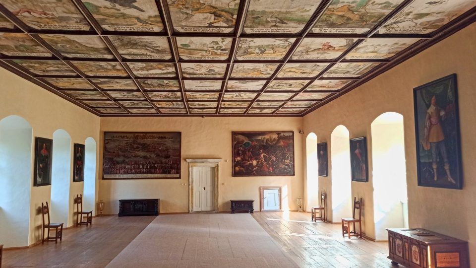 Bajkový sál s kazetovým stropem je vyzdobený výjevy, které mají blízko ke zvířecím bajkám