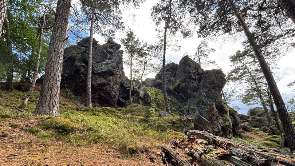 V okolí Zbirohu na Rokycansku je skal opravdu hodně