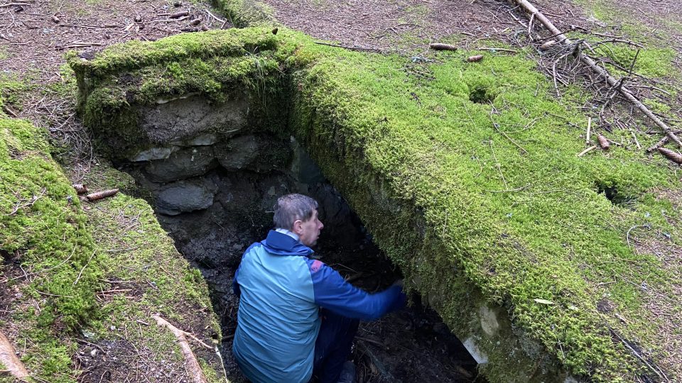 Petr Rojík prozkoumává podzemí objektu zajateckého tábora Sauersack