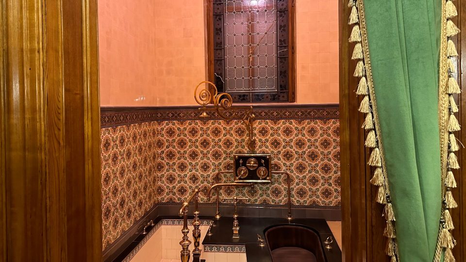 Samotná koupelna připomíná kapli a je vrcholem luxusu