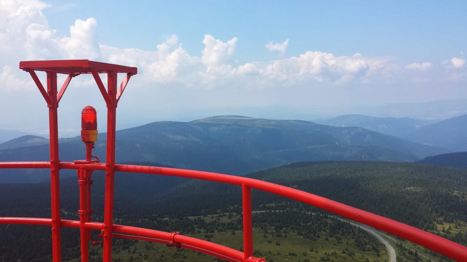 Pohled z ochozu na vysílači k přehradě Dlouhé stráně.jpg