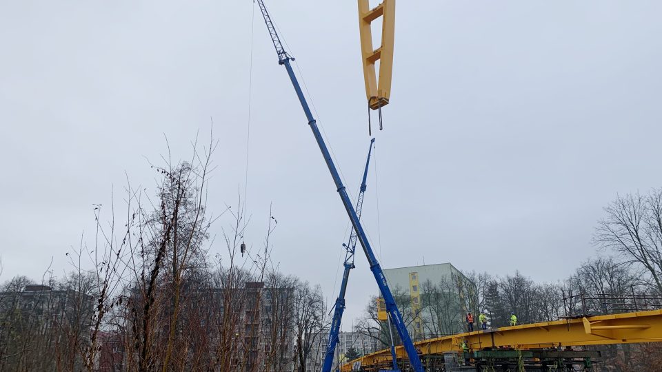 Osazování hlavního pylonu Krejcarové lávky v Sokolově
