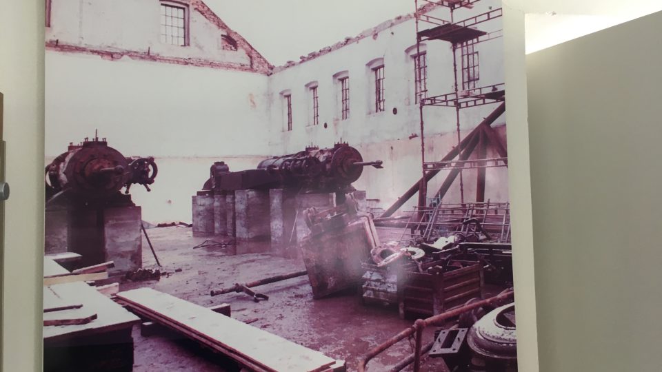 Při usazování stroje se musela rozebrat střecha