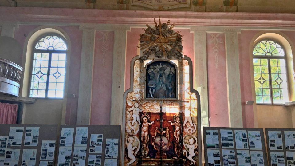 Stávající bohatě zdobený oltář nahradil původní trojboký oltář umístěný ve středu kostela