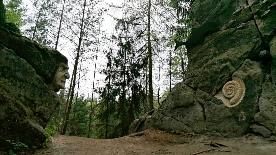 Stezka „Sochy ve skalách“ v Brništi