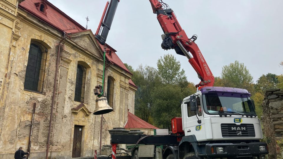 Vyzdvižení zvonů nebylo jednoduché