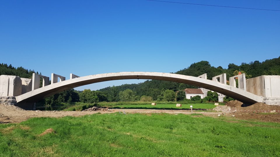 Rekonstrukce silničního mostu přes Berounku Mezi Dolany a Chrástem na Plzeňsku