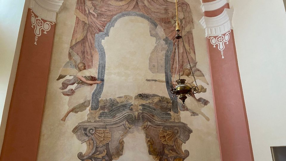 V kapli památkáři objevili desetimetrovou nástěnnou barokní malbu