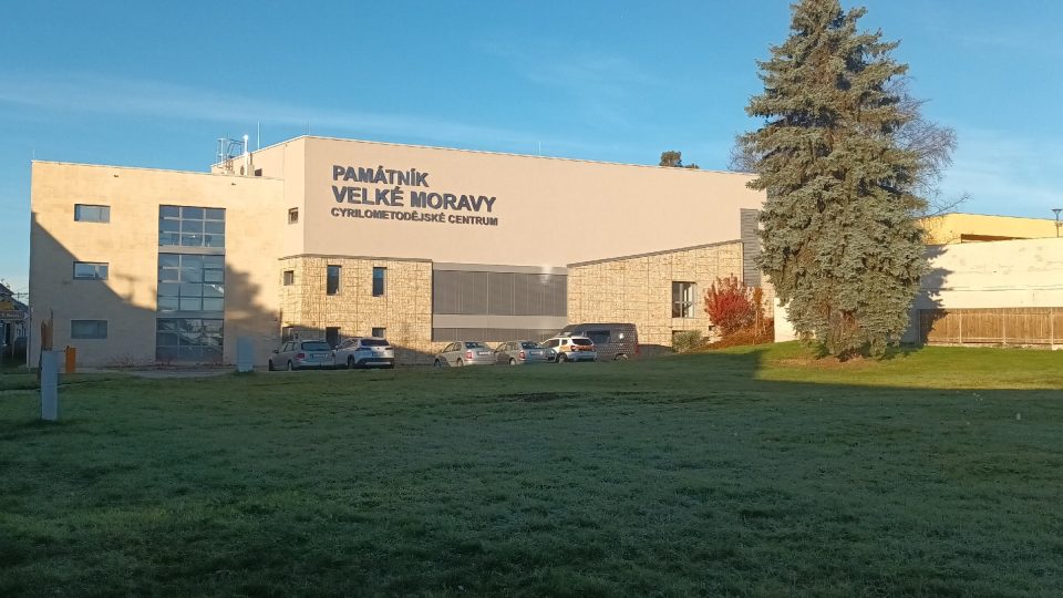 Památník Velké Moravy stojí ve Starém Městě na místě, kde byly objeveny základy nejstaršího známého velkomoravského kostela z 9. století | foto: Silvie Pospíšilová, Český rozhlas Památník Velké Moravy stojí ve Starém Městě na místě, kde byly objeveny základy nejstaršího známého velkomoravského kostela z 9. století