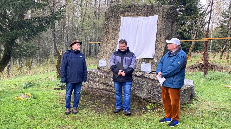 Deska se vrátila do Krušných hor zásluhou místních spolků a Lesů ČR