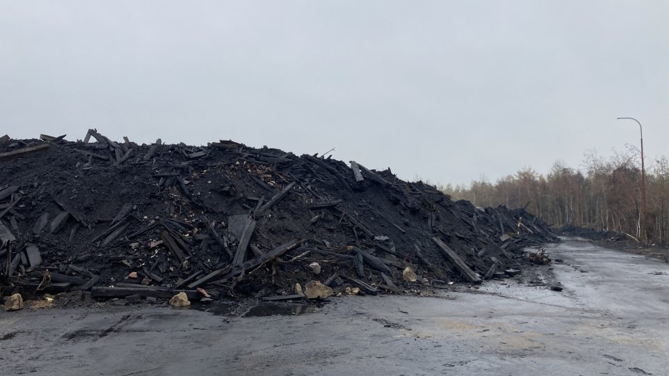 Skladká pražců v Tisové u Sokolova po požáru