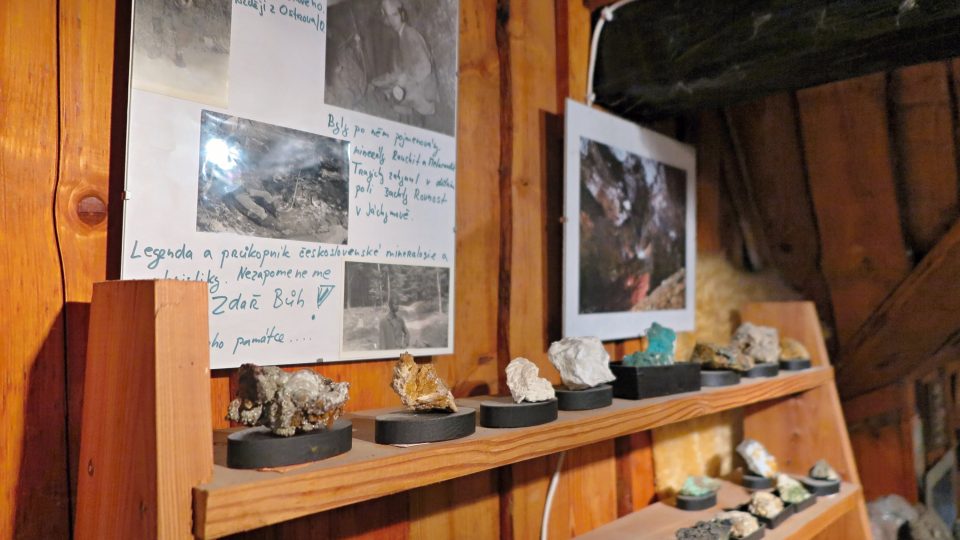 Soukromé minimuzeum představuje staré hornické lampy a kahany a jiné artefakty, minerály z okolí Abertam i jiných míst Krušných hor