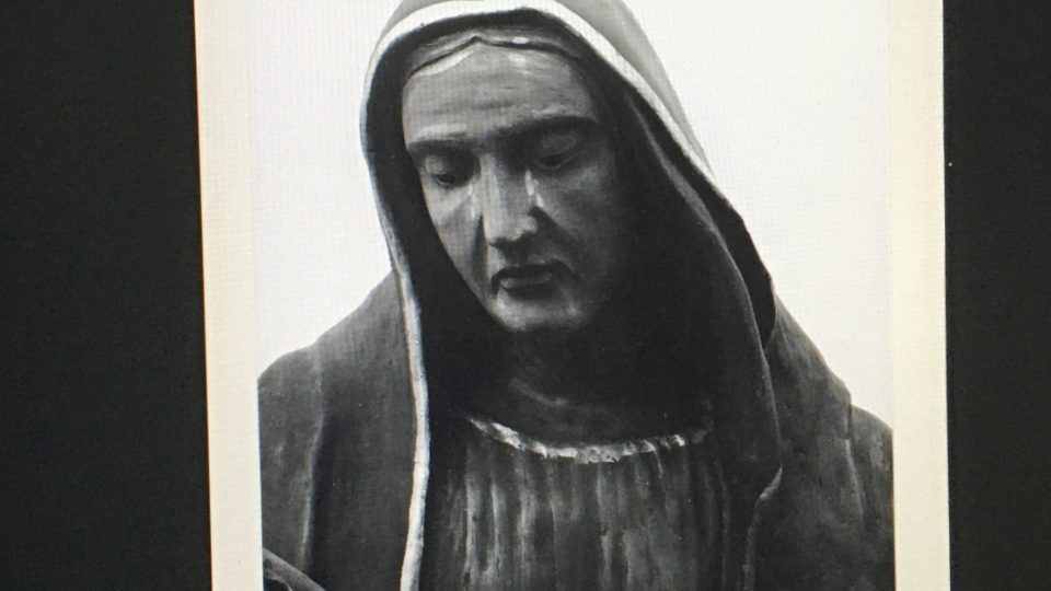 Tvář Panny Marie řezbáři v 19. století upravili podle tehdejších trendů
