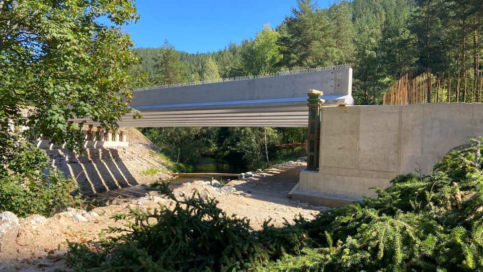 Ředitelství silnic a dálnic začalo s montáží nosníků nového mostu mezi Karlovými Vary a Bečovem - v dlouhodobě uzavřeném úseku silnice první třídy u obce Kfely